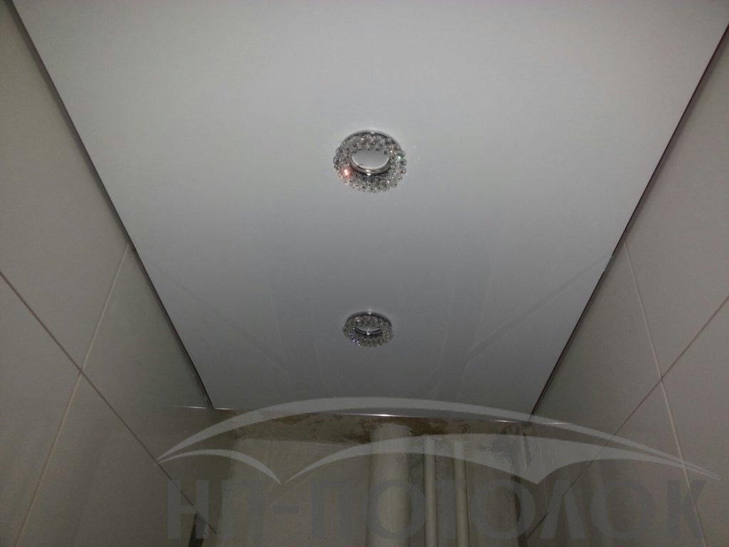 монтаж подвесного потолка в туалете